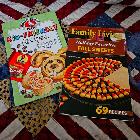 ⚠️Free bundle item- 2 kid holiday cookbooks - Picture 1 of 5